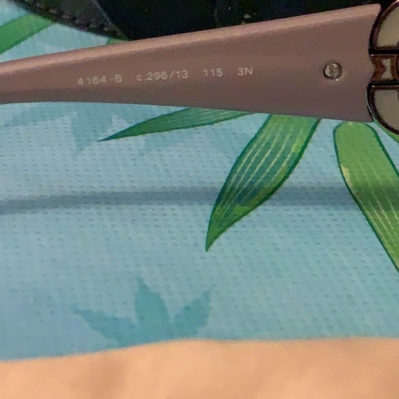 Chanel camellia sunglasses - Picture 5 of 5